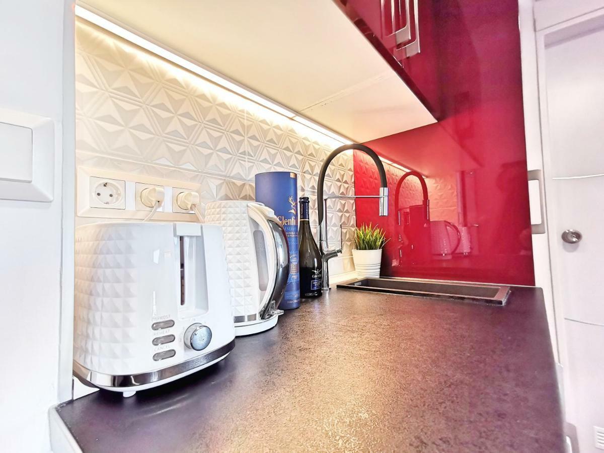 Pure Bliss Luxury Beachfront Apartment With Panoramic Sea Views, Electric Bbq, Gym Equipment And More Agía Triás Buitenkant foto