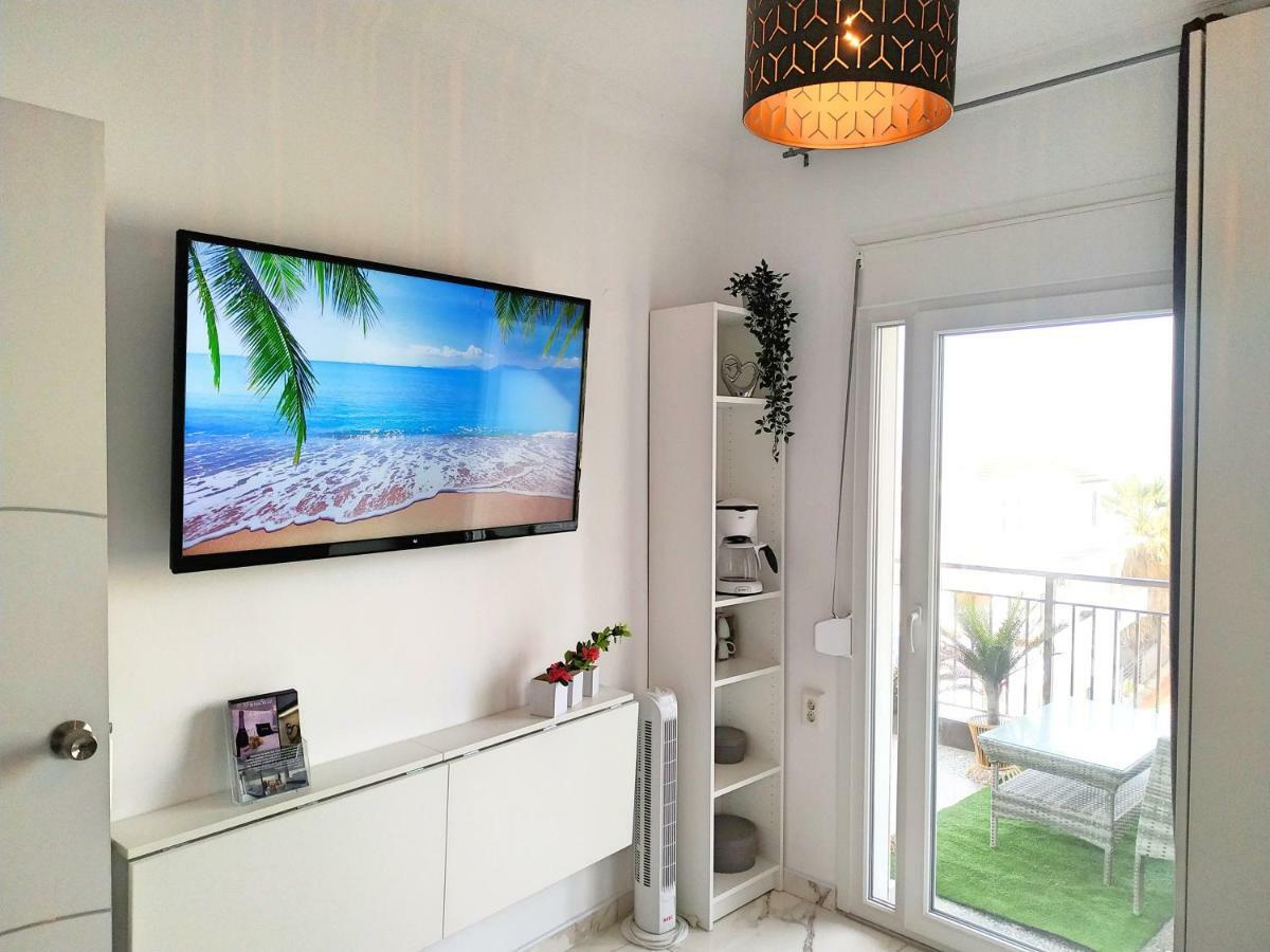 Pure Bliss Luxury Beachfront Apartment With Panoramic Sea Views, Electric Bbq, Gym Equipment And More Agía Triás Buitenkant foto